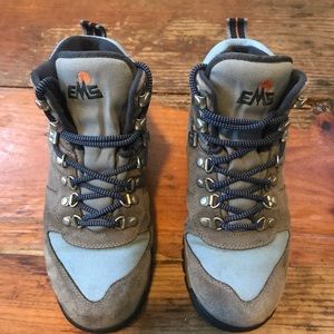 EMS WOMENS SIZE 8 HIKING BOOTS